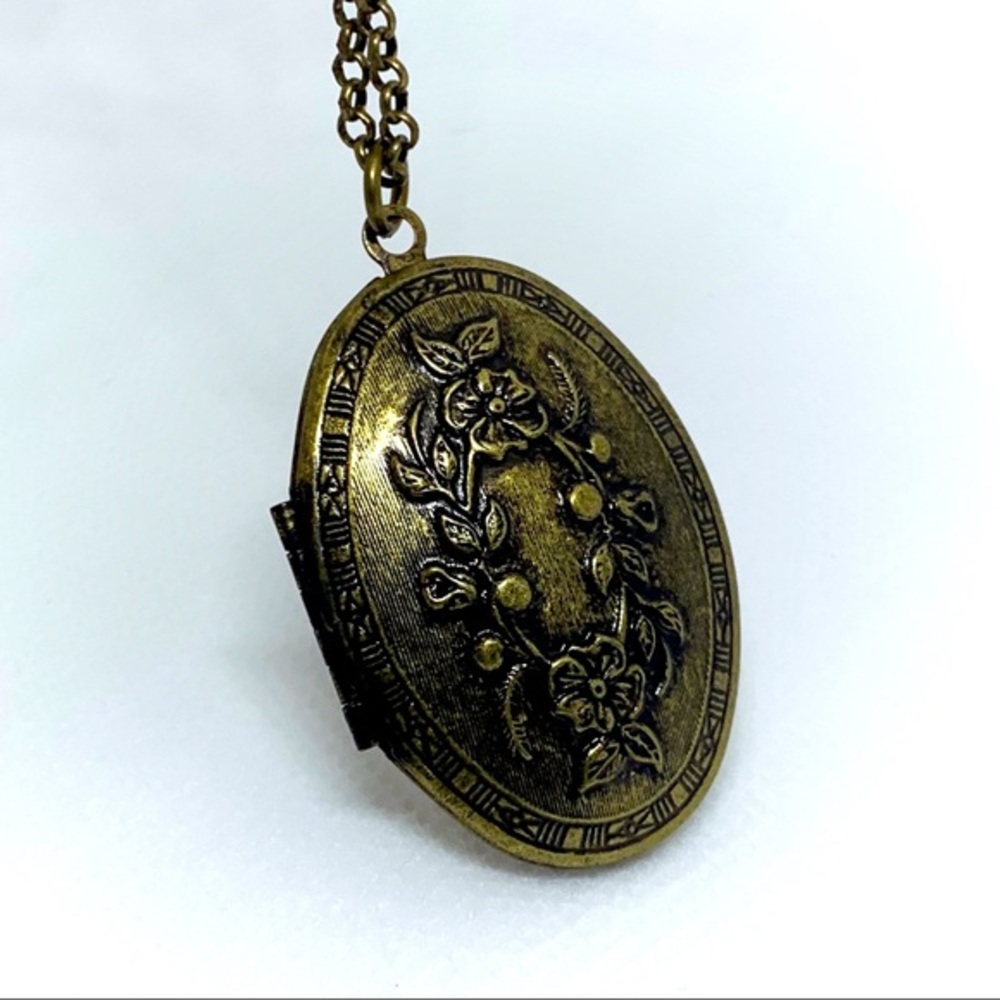 Vintage Locket - Picture 2 of 5